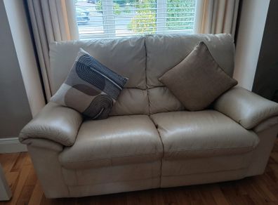 Beautiful set 2 x 2 seaters and 1 recliner chair