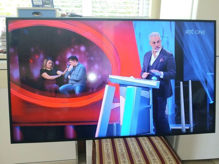 Samsung 55 inch smart 4k hdmi tv with wall mount.