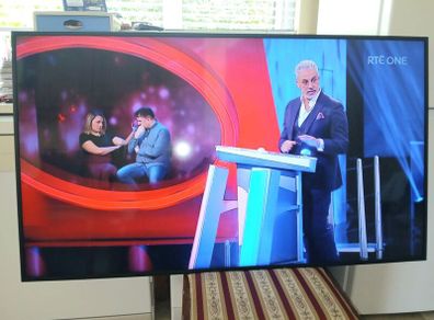 Samsung 55 inch smart 4k hdmi tv with wall mount.
