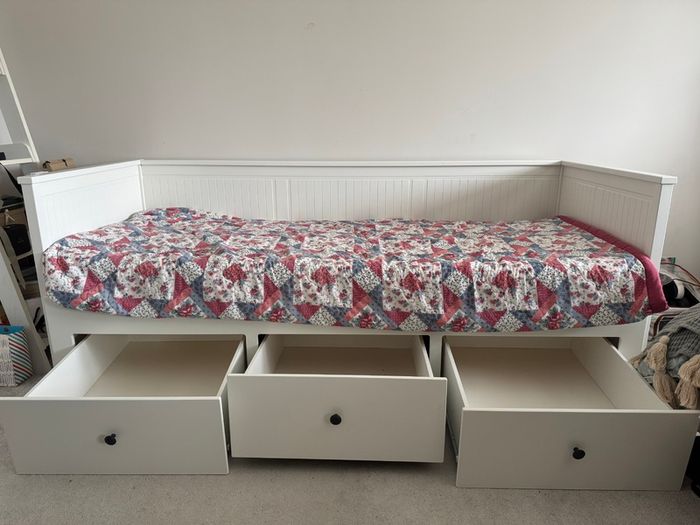 Pull out sofa bed