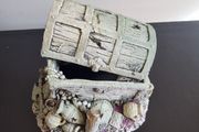 Fish tank ornament chest