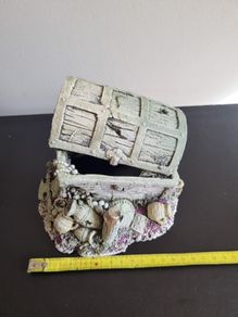 Fish tank ornament chest