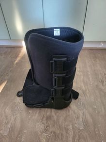 Medical boot size M