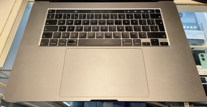 MacBook Pro A2141 2019 16" i7-9750H 32GB  Radeon 5300 / 32 Gram / 1TB NVMe  mac OS Tahoe cycle count :32