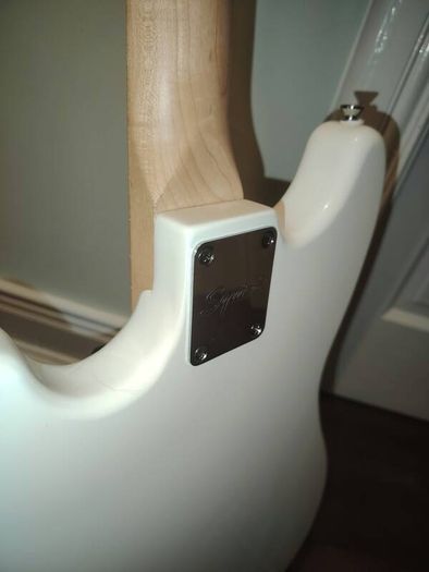 Squier Sonic Bronco Arctic White Bass Guitar