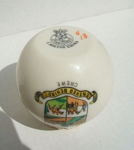 CREWE TOWN CRESTED CHINA VASE (Wiltshaw & Robinson Ltd, Stoke on Trent) - Carlton China vase with Crewe town coat-of-arms