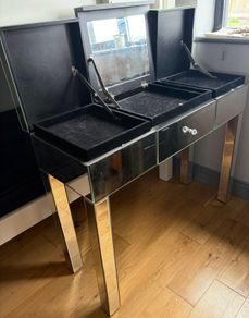 Mirrored dressing table