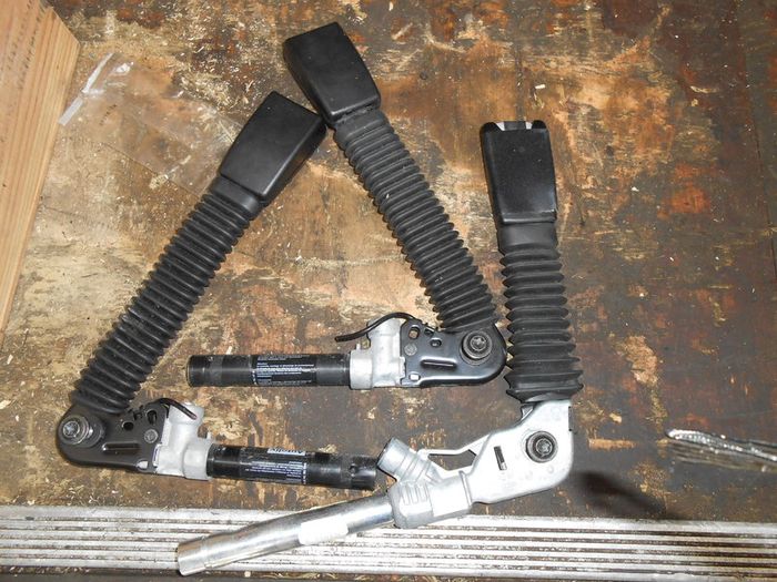 Bmw E60    Seatbelt Pretensioners
