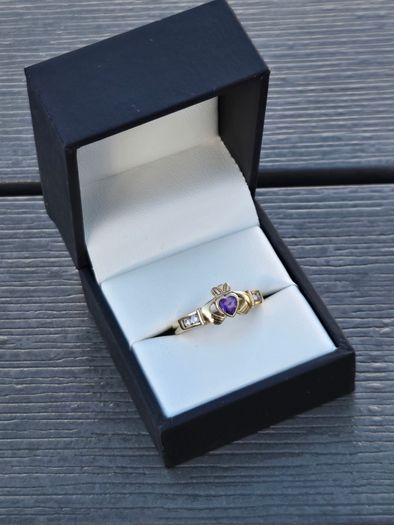 9ct Yellow Gold Amethyst Claddagh Ring