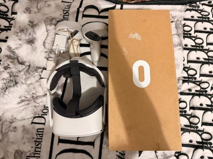 Meta Quest 2 128GB VR  Barely Used + Twist Strap