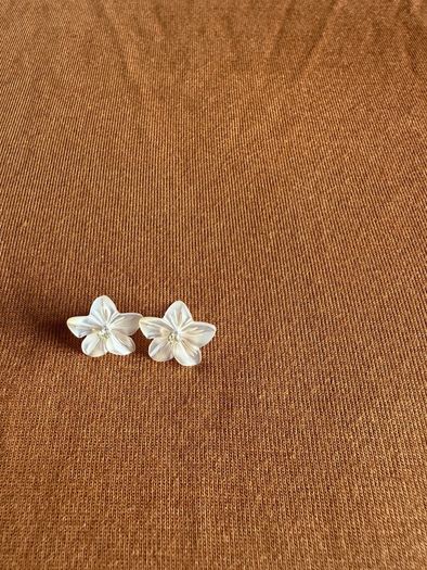 Mother of Pearl snd Natural Diamond Earring
