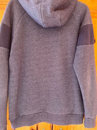 ELLESSE  hoodie sweater. Grey & Charcoal. Size small adult / labelled age 13/14 . Great Quality & In very good condition. Weighty 50% cotton