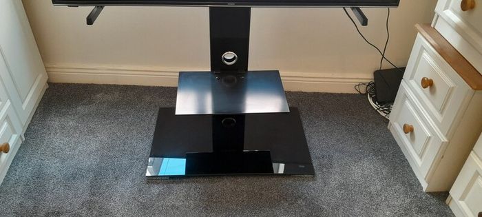 Smart TV 55" + TV Stand. Hitachi