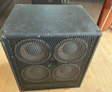 PEAVEY 410 TVX bass guitar cabinet.