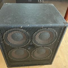 PEAVEY 410 TVX bass guitar cabinet.