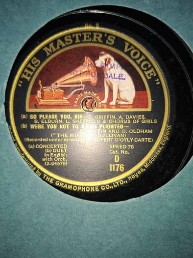 His Master's Voice record album for Gilbert & Sullivan's The Mikado. around 1926 or 1927 The set features 12" 78 RPM shellac records