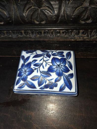 Vintage Chinese Porcelain Trinket Box with Gold Gilt Detail
