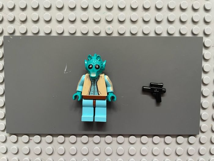 lego Star Wars sw0110 Greedo minifigure- Tan Vest, Sky Blue Legs