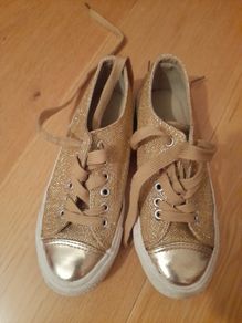 Girl's runners