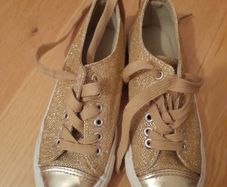 Girl's runners