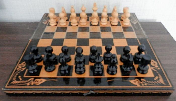 Vintage Wooden Chess / Backgammon Set 34 euro