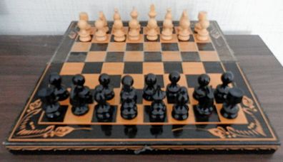 Vintage Wooden Chess / Backgammon Set 34 euro