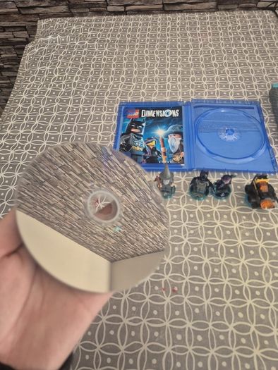 Lego dimensions starter pack,. Plus comes with extras, lego batman movie character and level pack, plus some extra character packs