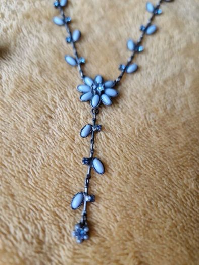 Avon Necklace and earrings set