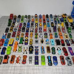 Hot Wheels 120 + Cars, Super Ultimate Garage, Box F Track Builder, Plus Lots Of Free Extras