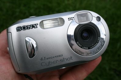Sony Cyber-shot DSC-P43 4.1MP Digital Camera