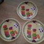3 plastic party plates Image 3