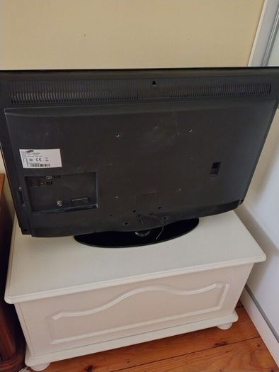 Samsung 32 inch TV with Remote. 2012 model. Smart Ready.