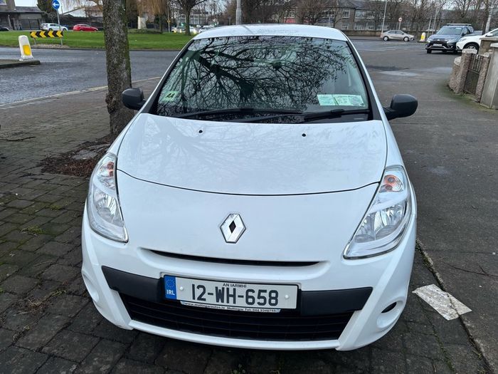 White Renault Clio 2012