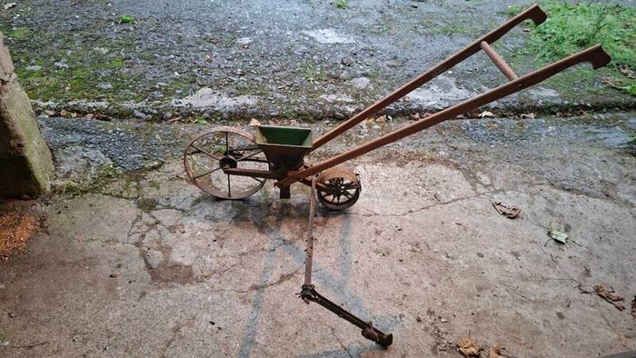 Hand seeder