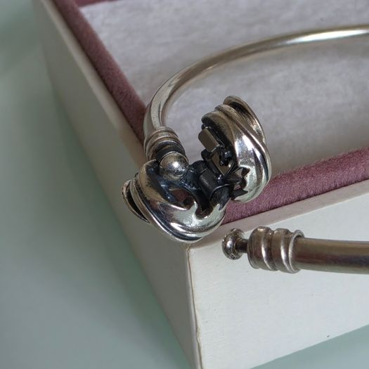 Pandora Moments encircled clasp bangle openwork swirl clasp holding a sparkling center crystal in great condition