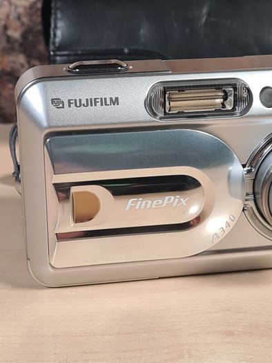 FUJIFILM FINEPIX A340 digital camera 4MP mega pixels TAKES 2 X AA batteries