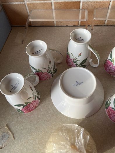 Newbridge Home Rose 5 Unused Mugs & Matching Candle Holdrr