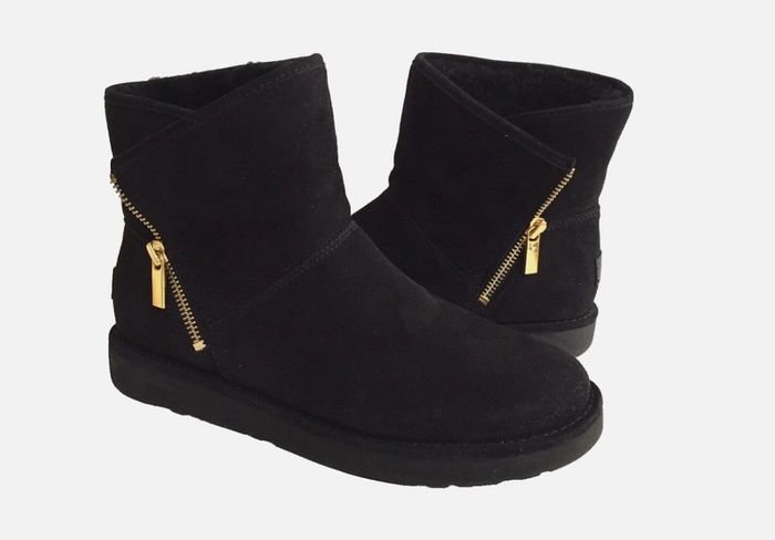 uggs Genuine brand new in their box never worn unwanted gift cost over 200 will sell for 110 euro