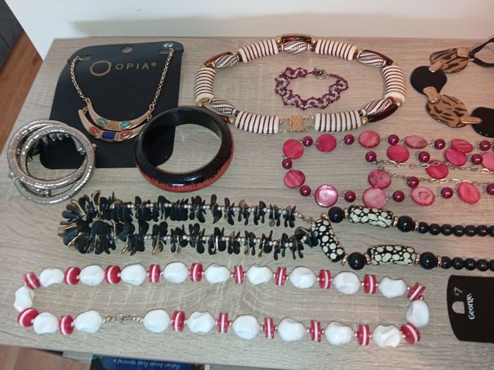 Collection of costume Jewellery bracelets necklace all sorts no broken pieces various brands