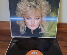 Bonnie Tyler - Faster than the speed of Light