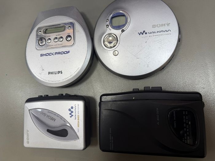 2 x walkman  and 2 x Discman