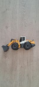 Toy tractor