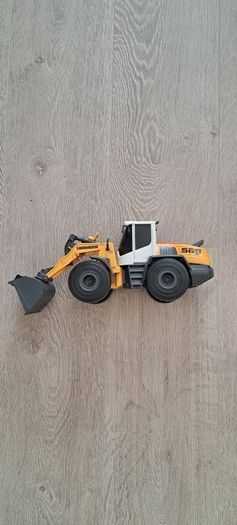 Toy tractor