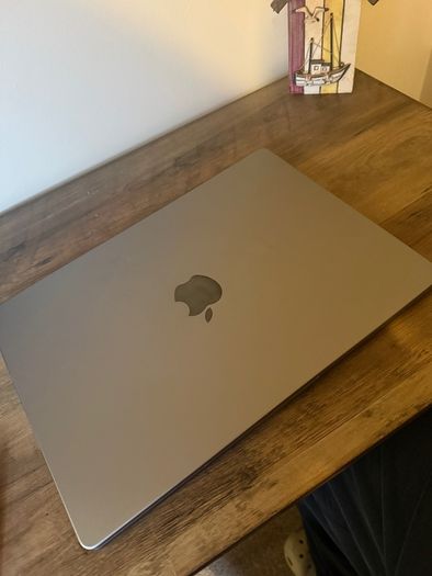 MacBook M1 Pro 98% battery health