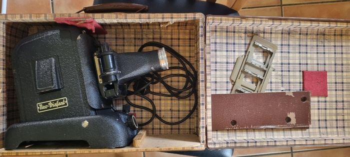 Vintage Neo-Diafant projector