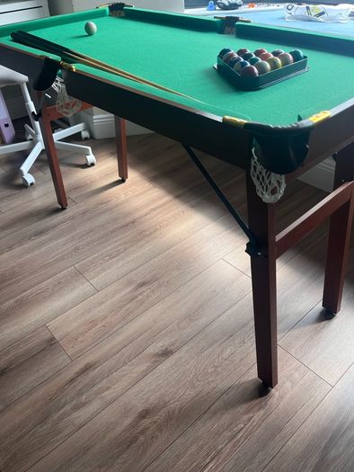 Mini pool table