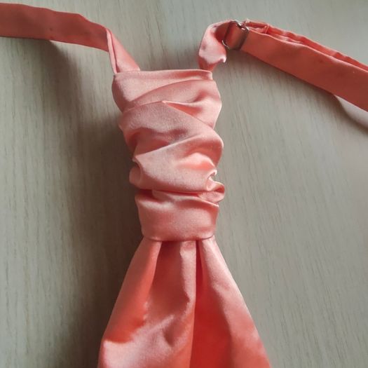 Peach tie