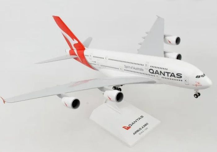 NEW BOXED LARGE Qantas Airbus A380 Scale Model Aircraft