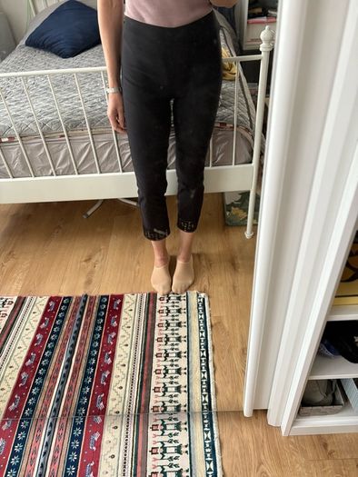 JOSEPH RIBKOFF Guipure Lace Cropped Trousers