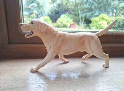 Golden retreiver figurine